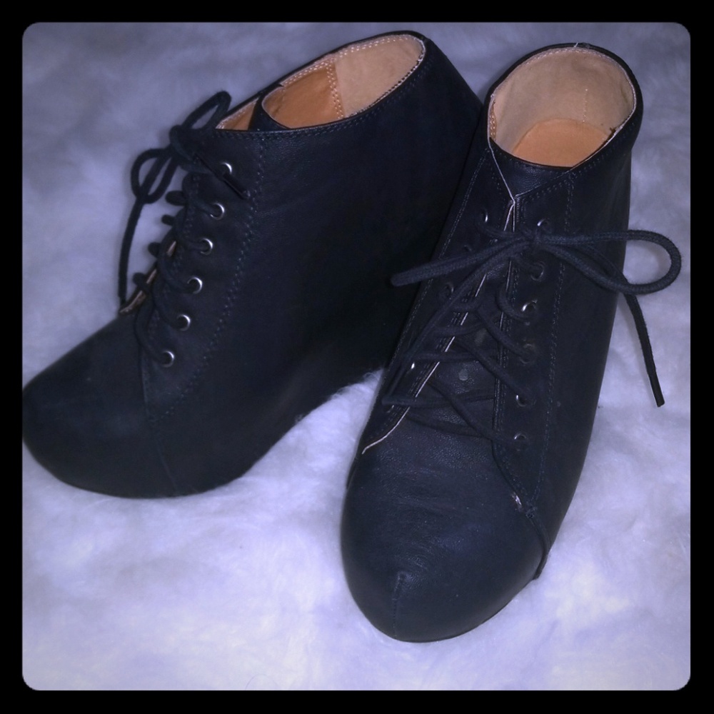 Black plu booties.